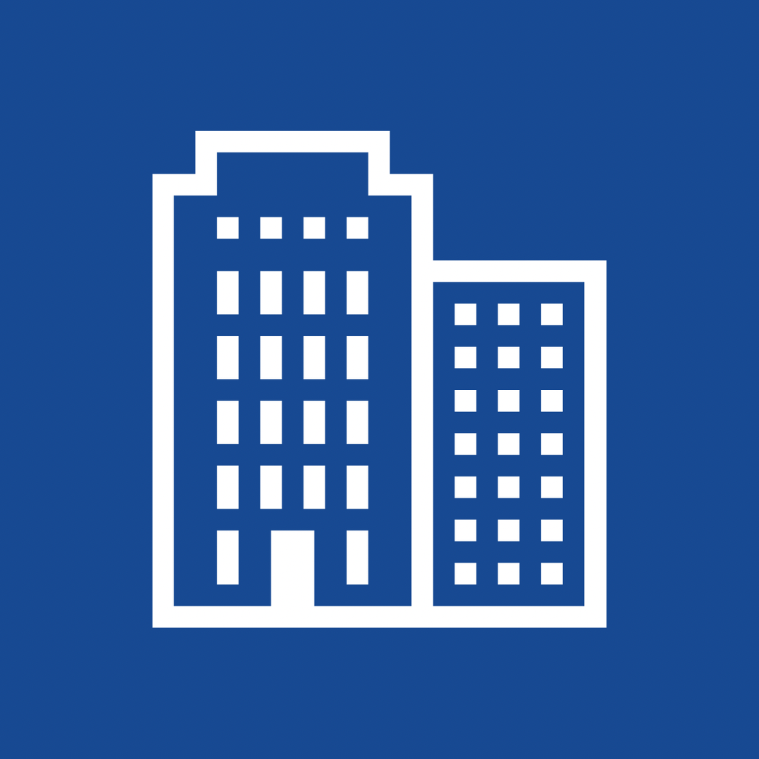 Bilden visar ett imponerande företagskontor i Västerås, med stora, rena fönster som glänser i solen. Detta är resultatet av att ha bokat professionell fönsterputsning från Mälardalens Fönsterputs, ett pålitligt företag som värdesätter renlighet och kvalitet. Ett tydligt exempel på hur företag kan dra nytta av deras tjänster för att skapa en skinande arbetsmiljö.